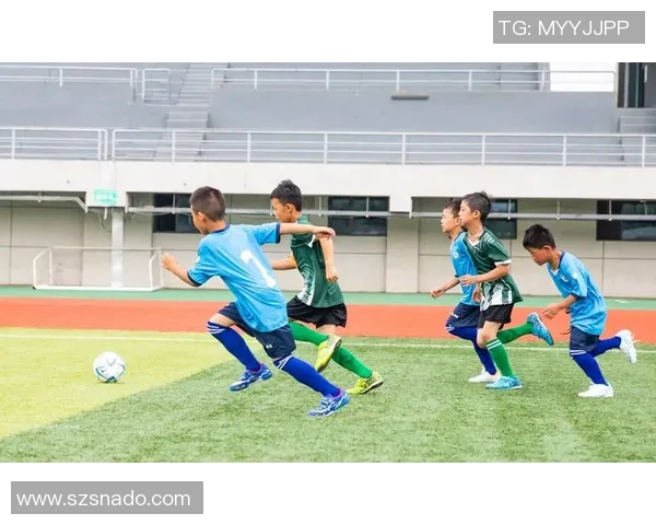 通过图像线索揭示足球明星的真实身份挑战你的足球知识与观察力