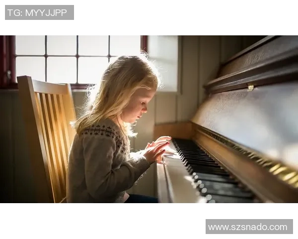 足球明星展现多才多艺瞬间高清弹钢琴图片分享